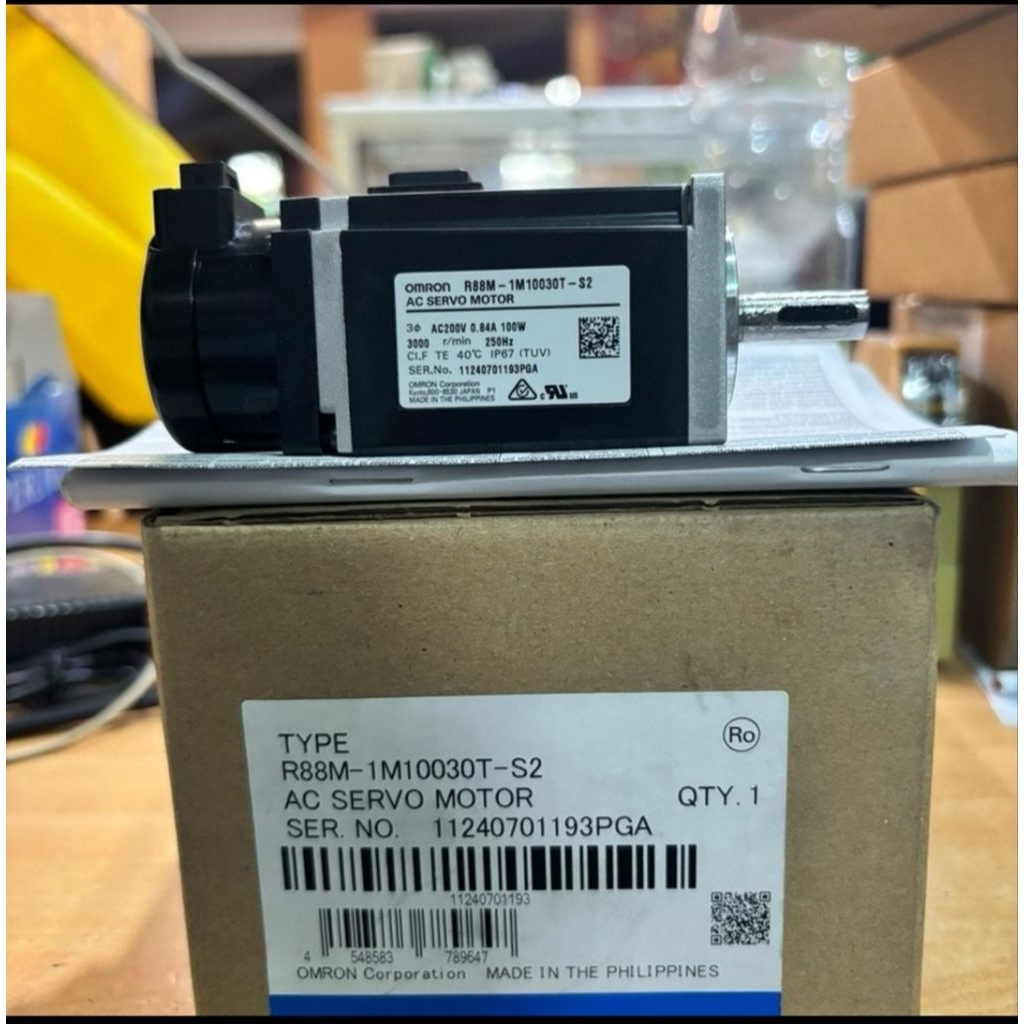 OMRON R88M-1M10030T-S2 SERVO MOTOR ORIGINAL