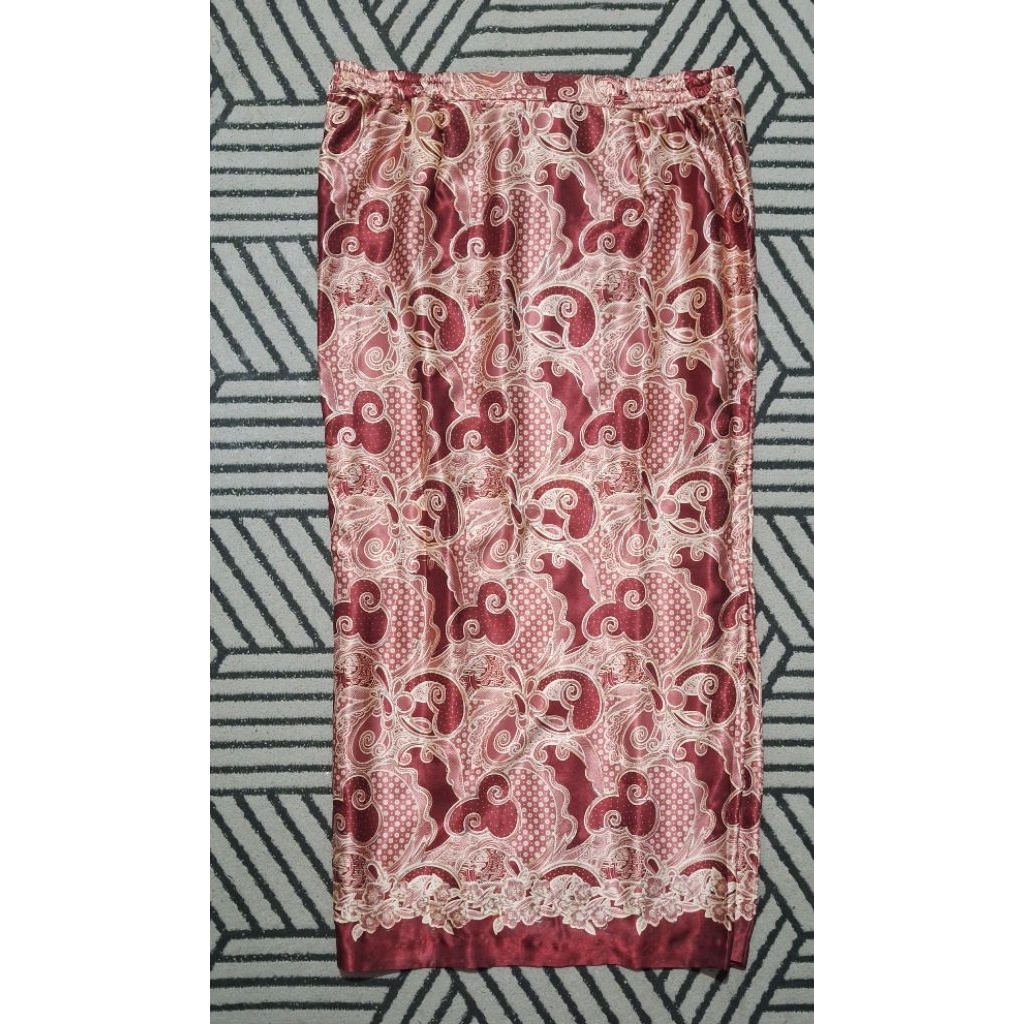 rok sutra motif batik merah maroon cantik