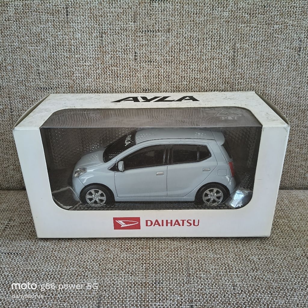 Diecast miniatur Daihatsu Ayla Dealer Box