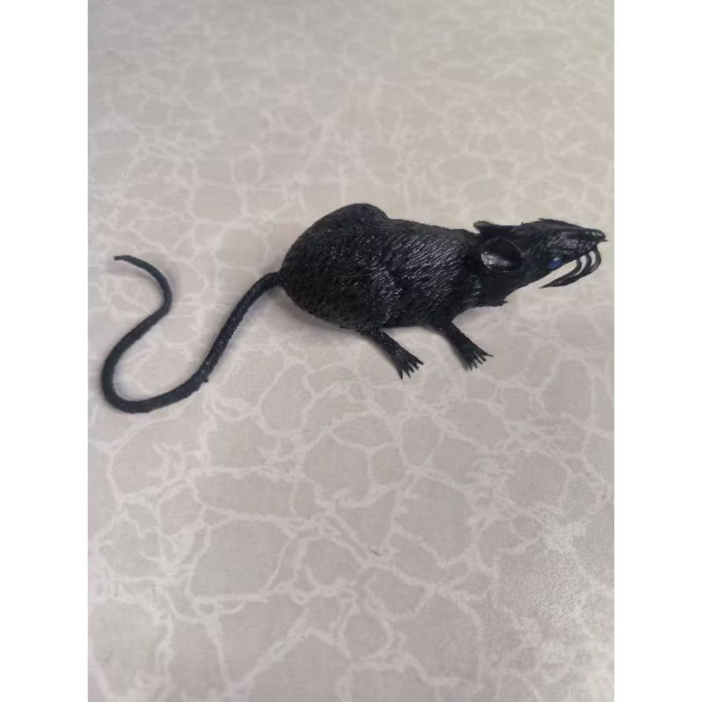 mainan hewan karet tikus hitam mirip asli
