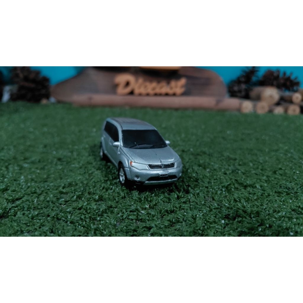 Diecast Miniatur Mitsubishi Outlander skala 1:64