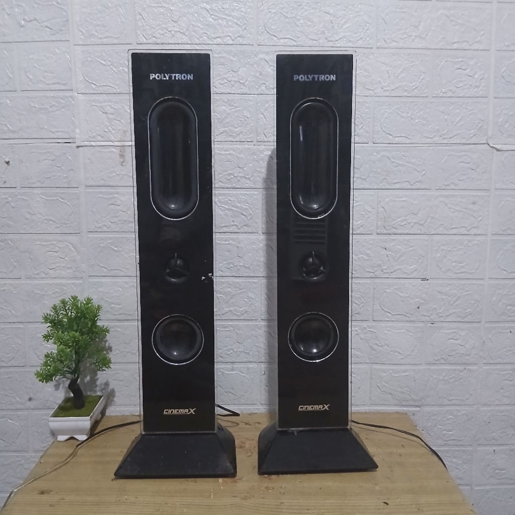 Speaker tower polytron