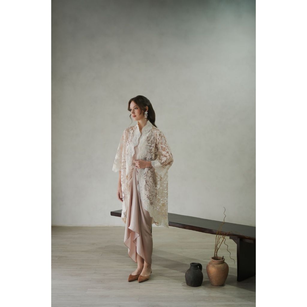 Dresshaus ALUNA Lalika Outer Top | Atasan Outer Pesta Wanita Brokat Lace Tile Pleats Satin Acara Kon
