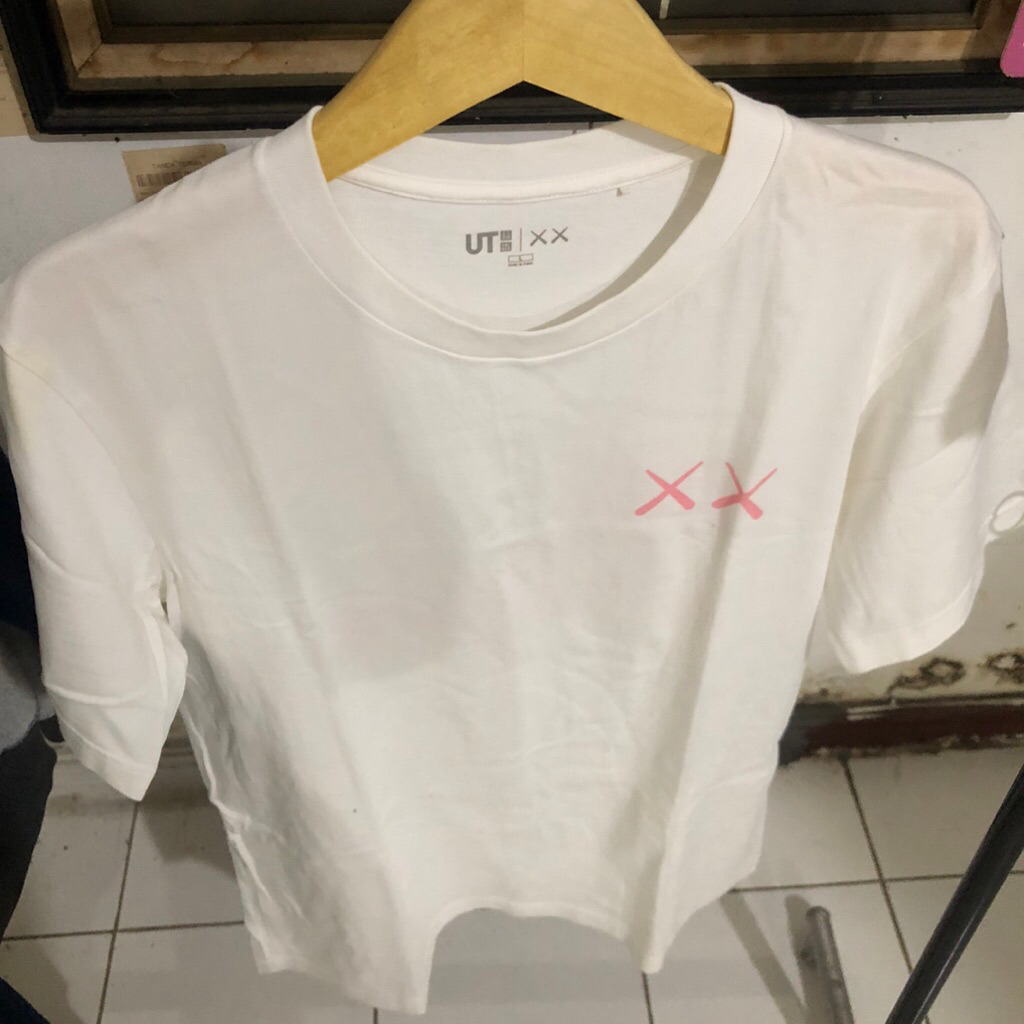 Kaos UT x Kaws Uniqlo