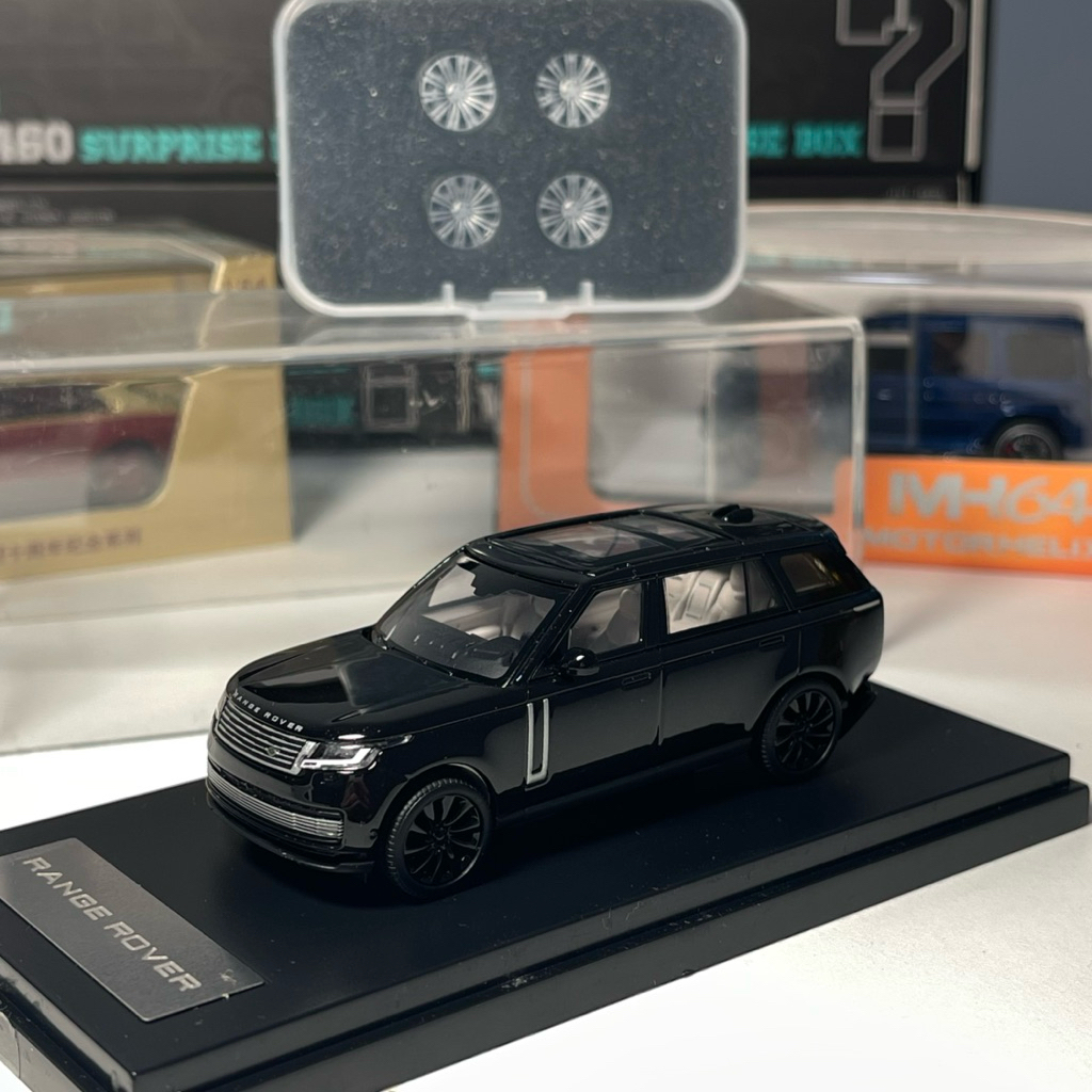 LCD 1:64 Range Rover SV Black + Extra Wheels