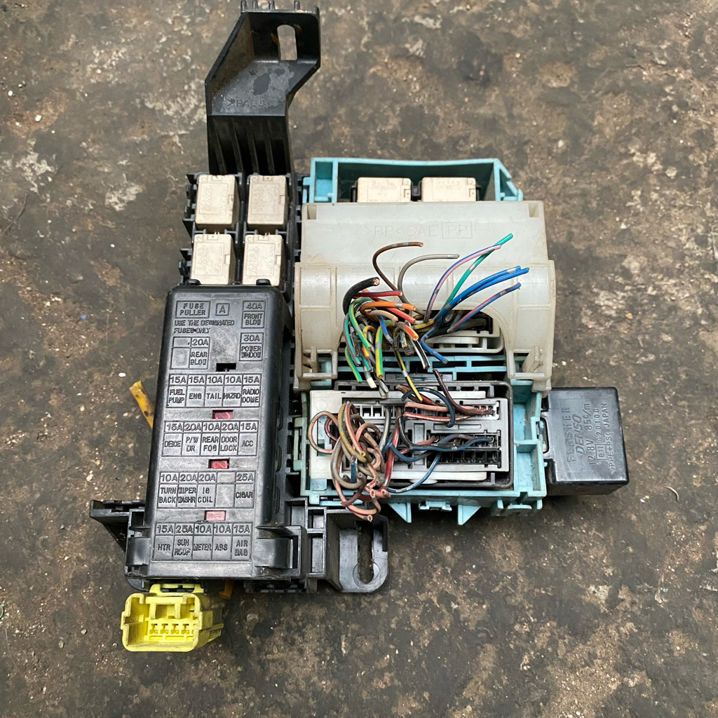 fuse box rumah sekring sikring escudo 2000cc relay dalam dashboard copotan original