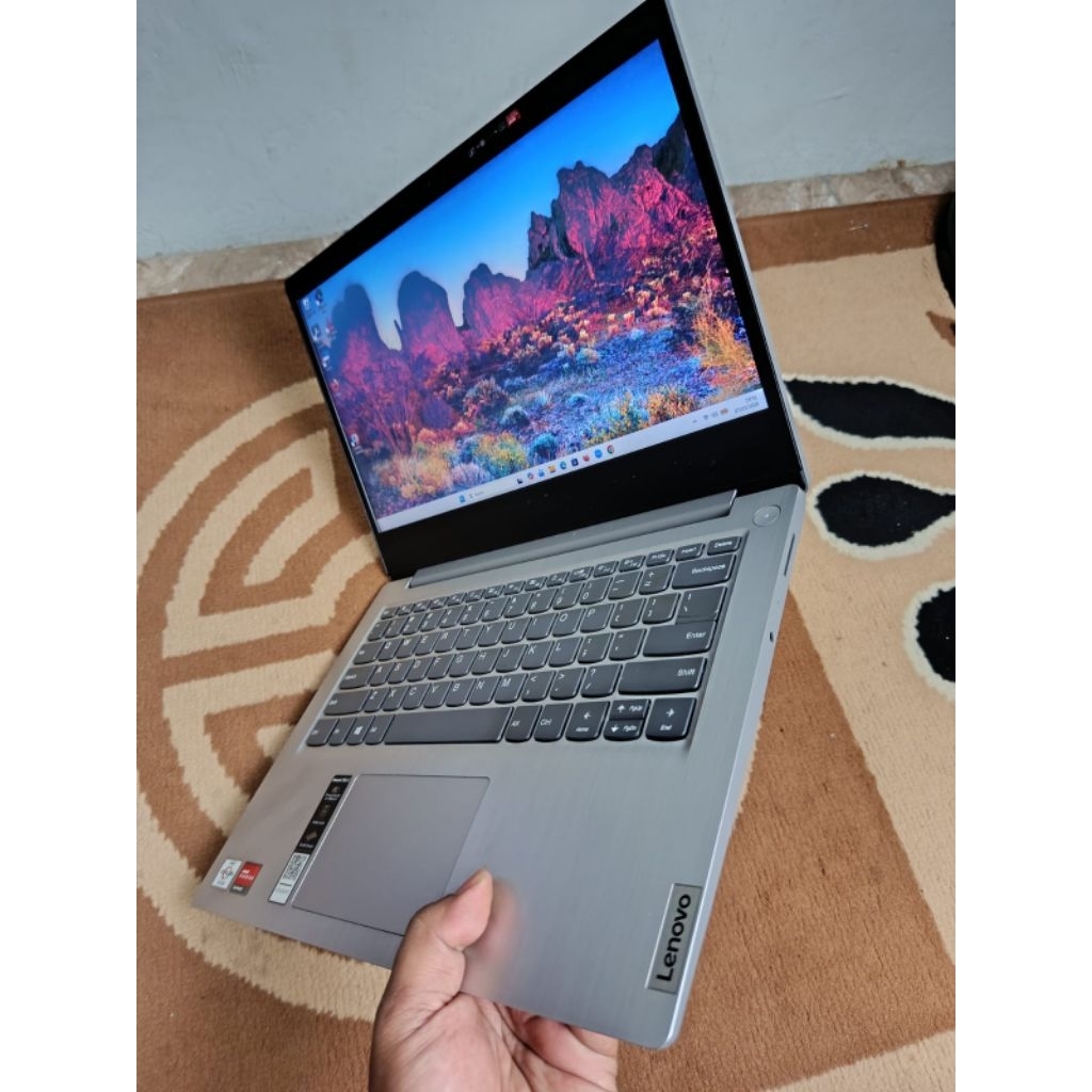Lenovo AMD athelon silver  3050U ram 4 ddr4 SSD 256 m.2 NVMe