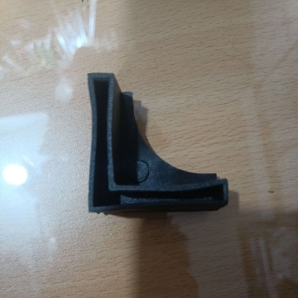 sepatu besi siku bolong