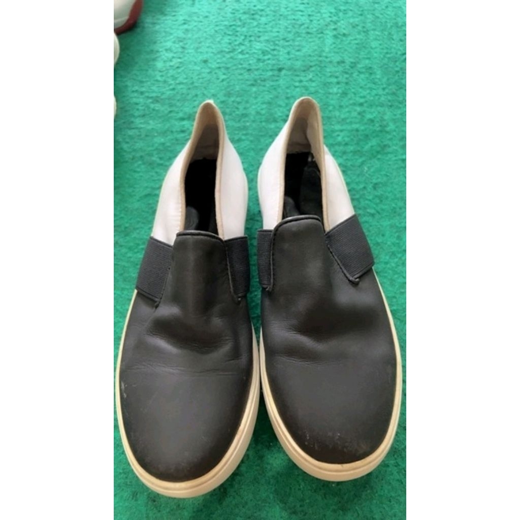 Sepatu second chanel