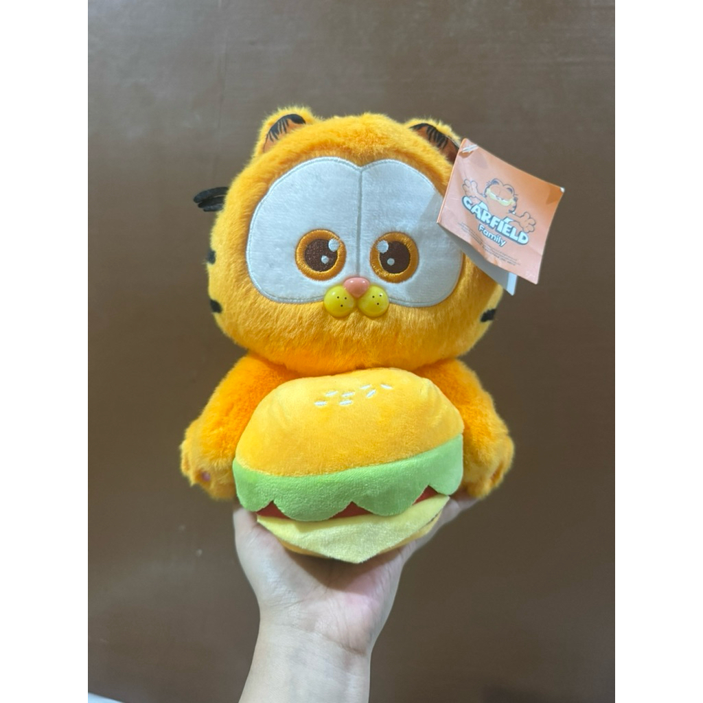 Boneka karakter Garfield with Burger size 26cm Original / Boneka kucing Garfield pegang burger / Bon
