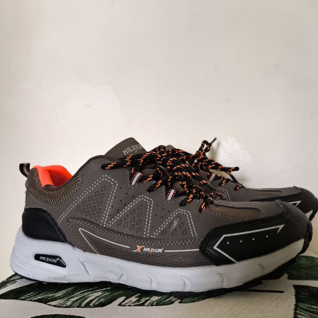 sepatu hillrun sz 42 (26 cm)