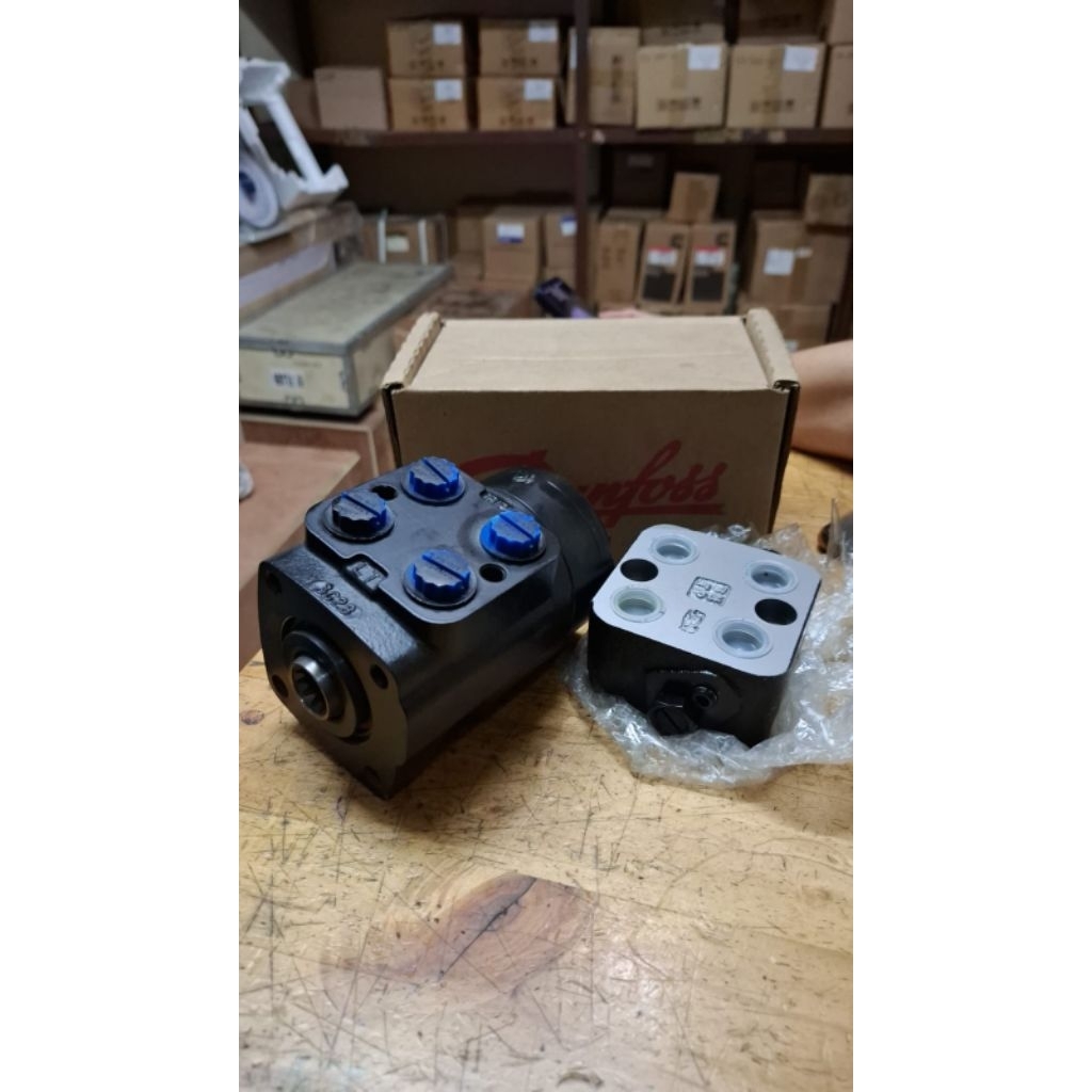 Steering valve Komatsu GD510 GD511 23A-40-11100 / 23A-40-11101 / 23A-40-11201 ASSY Eaton Danfoss