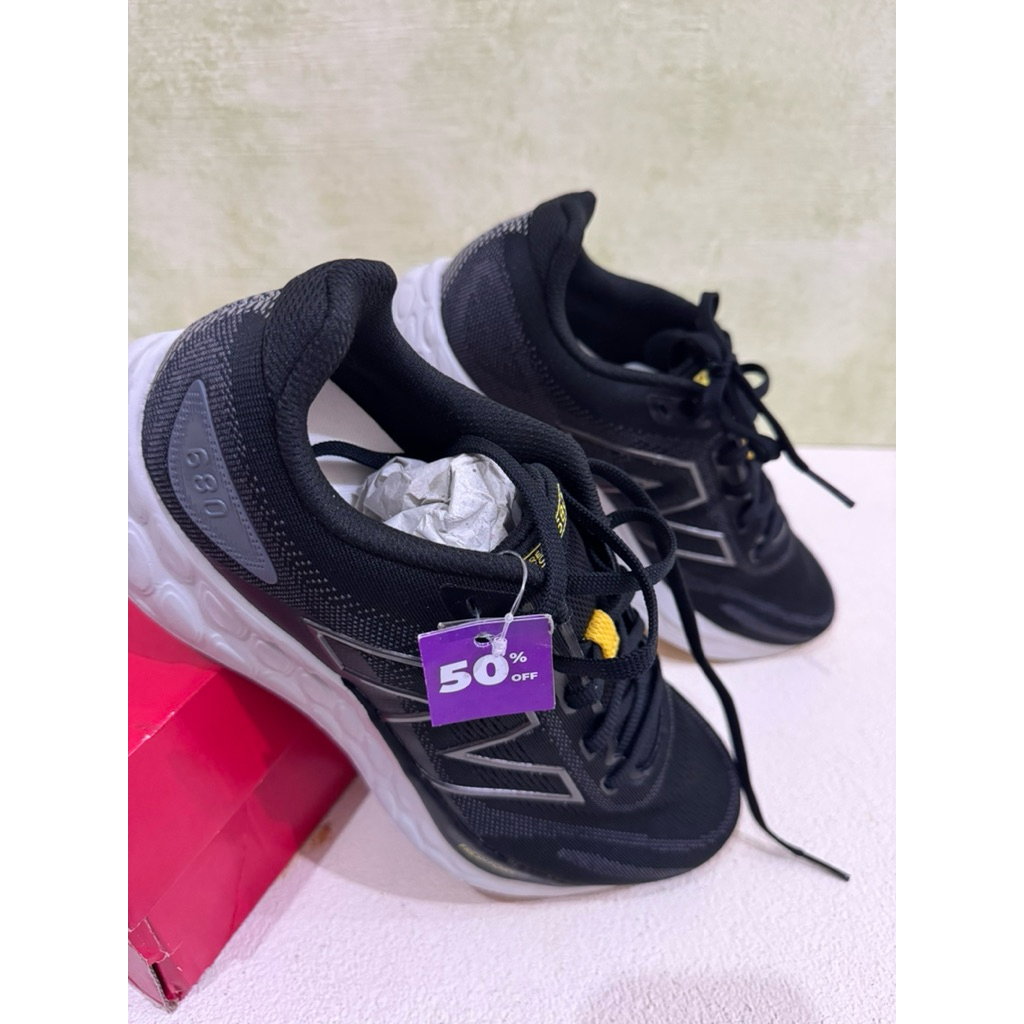 NB 680 sepatu running Men