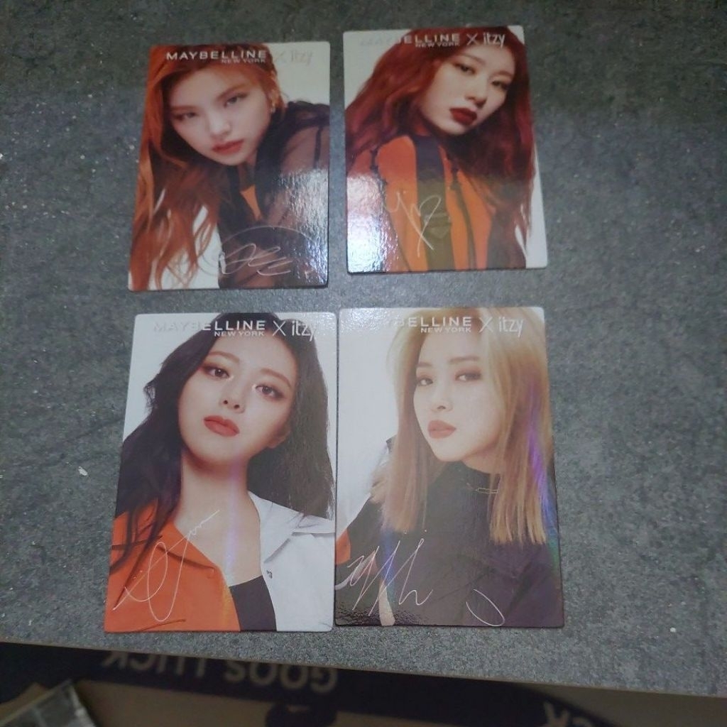 photocard Itzy x Maybelline