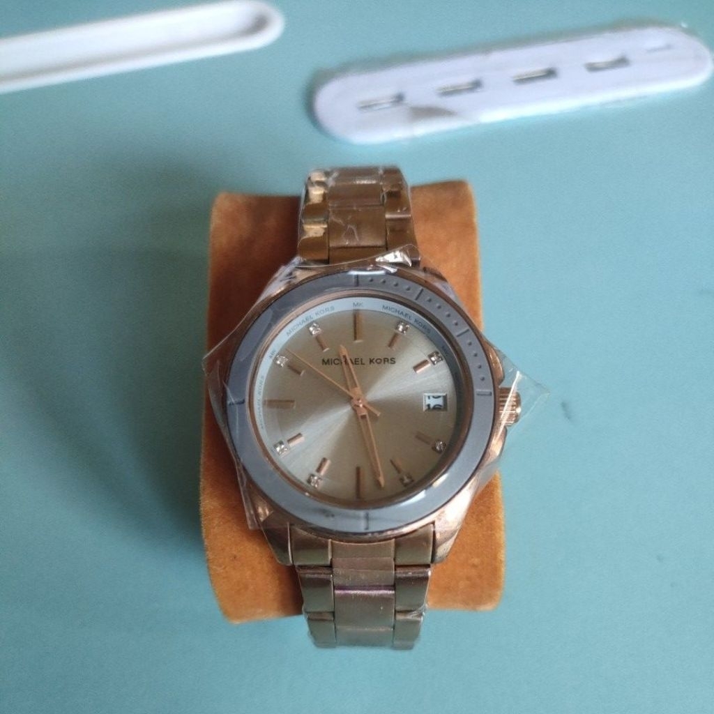 jam tangan cewek warna emas