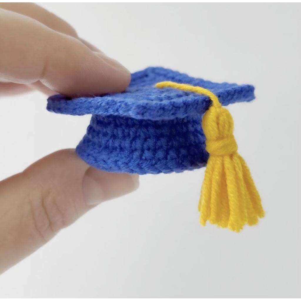 Topi wisuda mini amigurumi