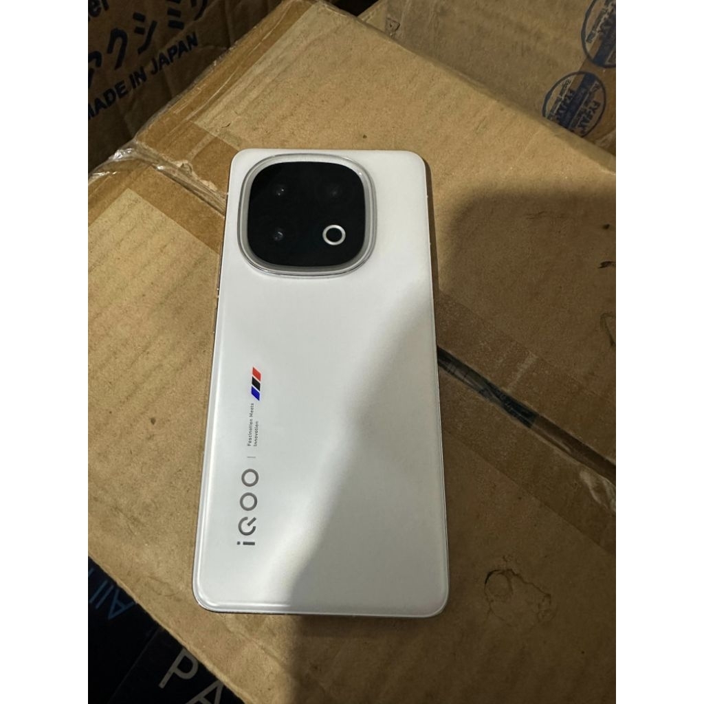 vivo iQOO 13 - Prosesor Snapdragon 8 Elite, Baterai 6150mAh, Layar AMOLED 144Hz