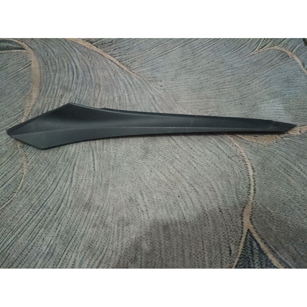 MOLE SIDE COVER DEK BAWAH SAYAP BAWAH SEBELAH KANAN YAMAHA XMAX 250 OLD B74