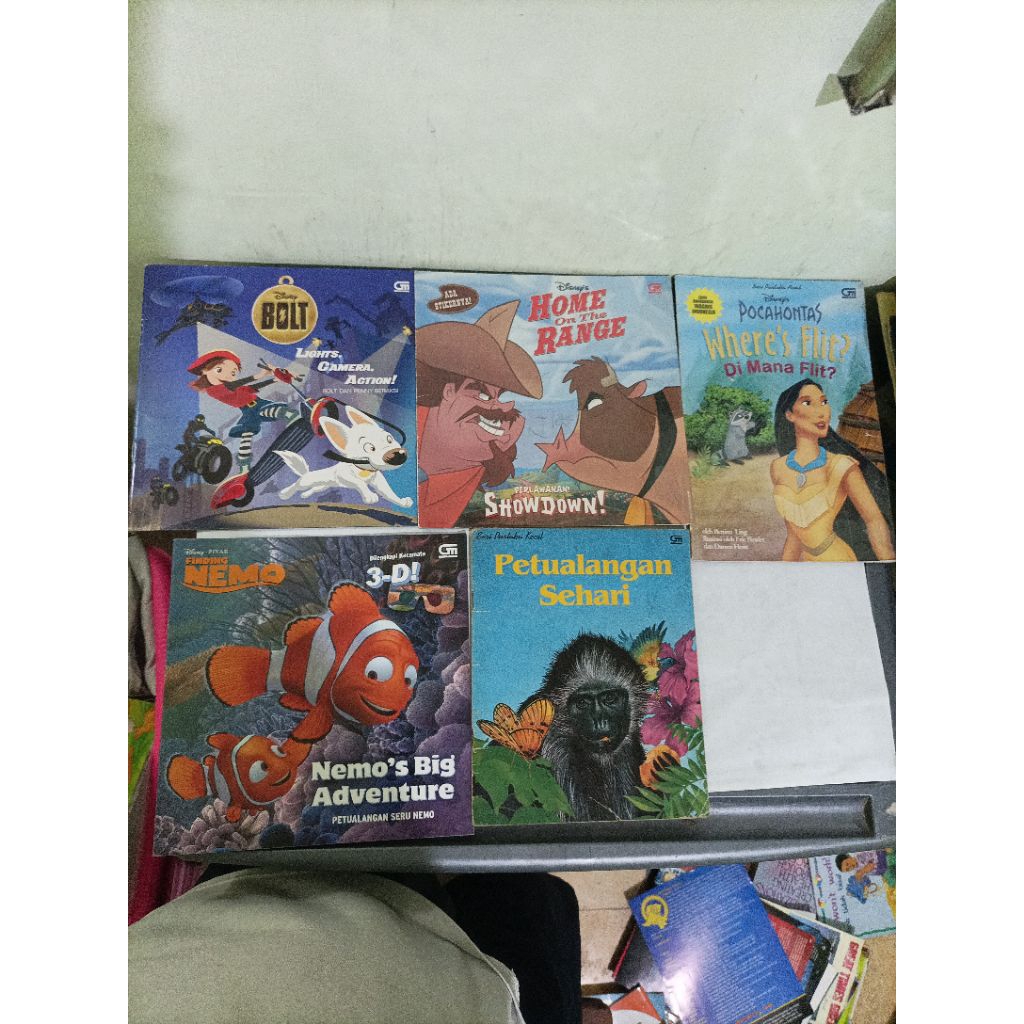 Buku anak terjemahan Disney Finding Nemo, home on the Range, Bolt, Petualangan sehari, Pocahontas di