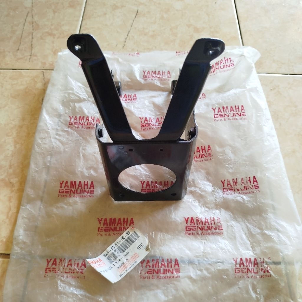 Stay Braket Dudukan Panel Dasi Depan Yamaha Force 1 One FIZ F1Z Original 3XA-F331A-00-33