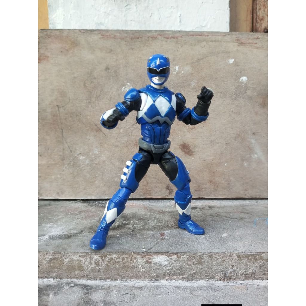 action figure sentry blue mighty morphin power rangers lightning collection custom # mmpr triceratop