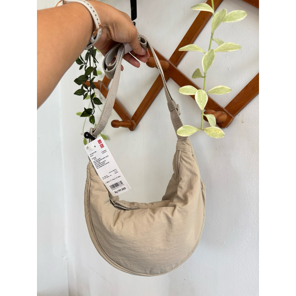 tas uniqlo beige
