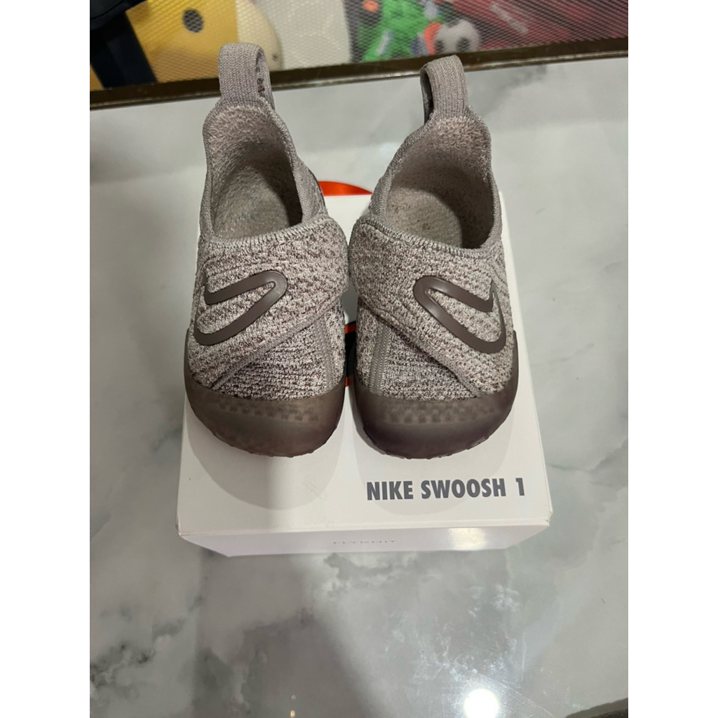 Nike swoosh 1 essential