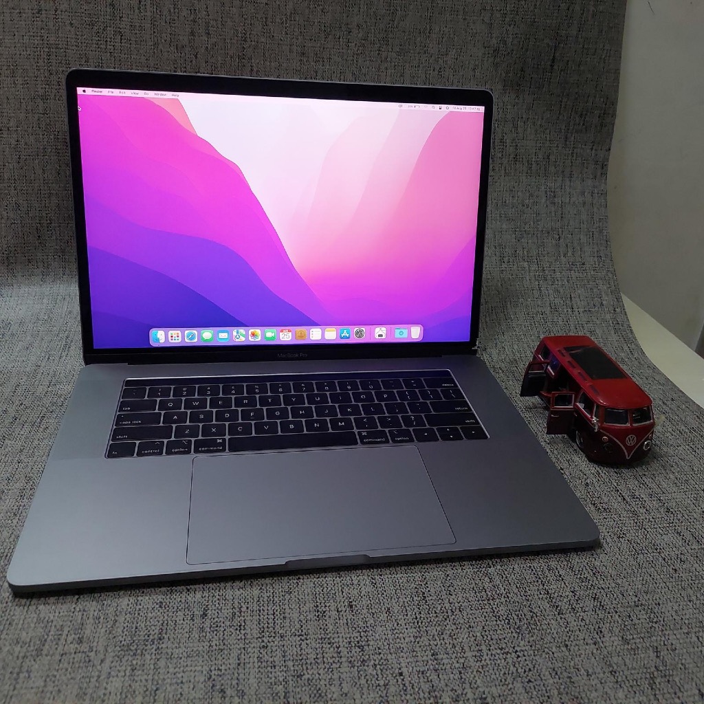 MacBook Pro 15 inch Touchbar 2018 i7-16-256-Radeon 555X