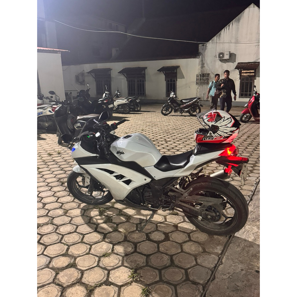 Ninja 250 Fi 2013 + Helm LS 2