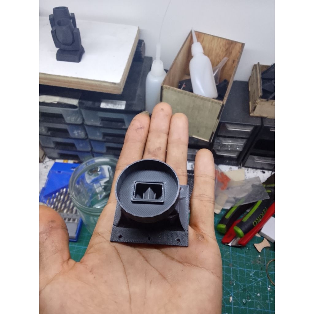 miniatur horn Tampa Twitter