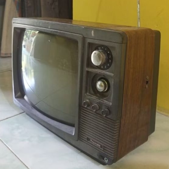 TV jadul 12 inch plastik motif kayu display