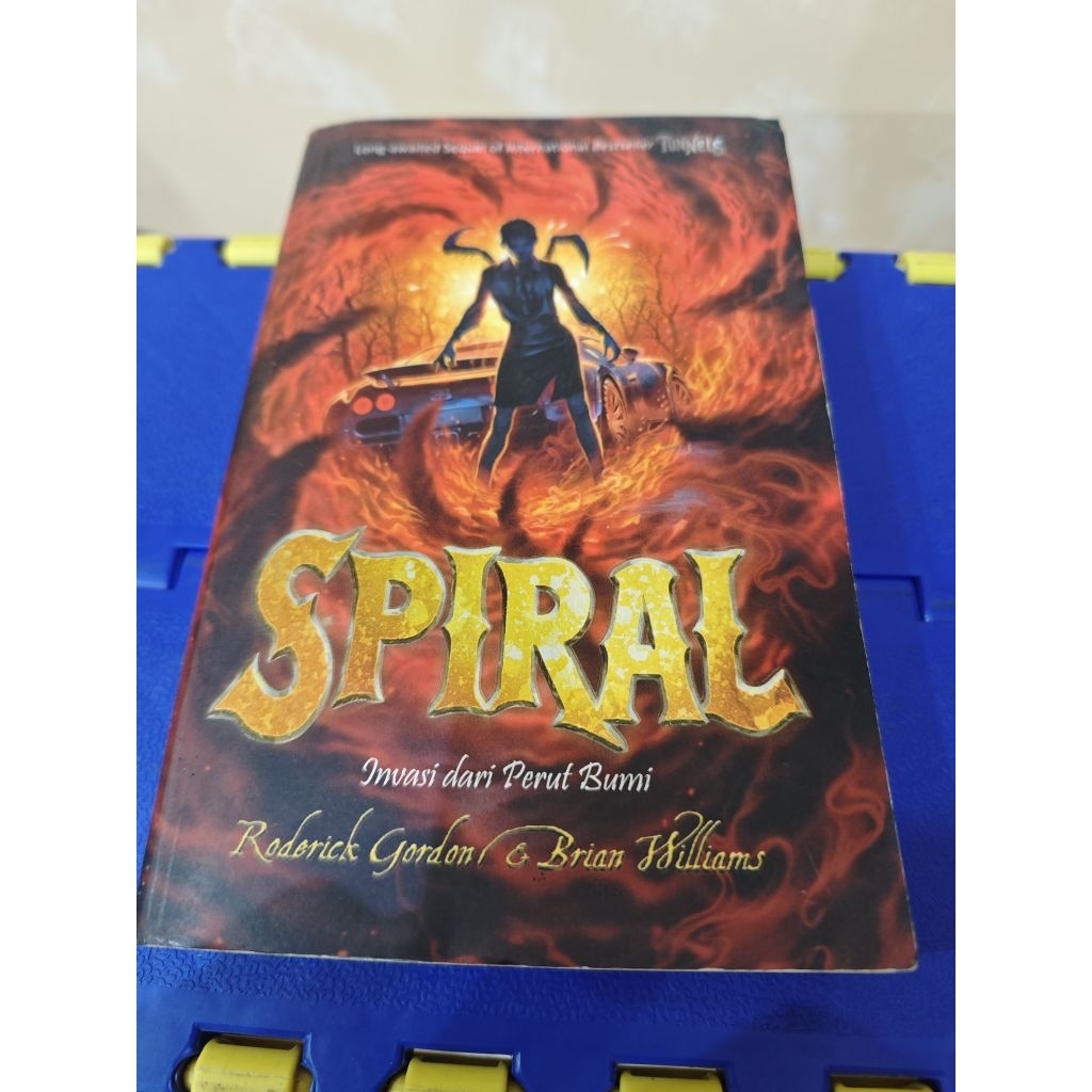 novel spiral Tunnels Roderick Gordon Brian Williams invasi dari perut Bumi mizan terjemahan fantasi