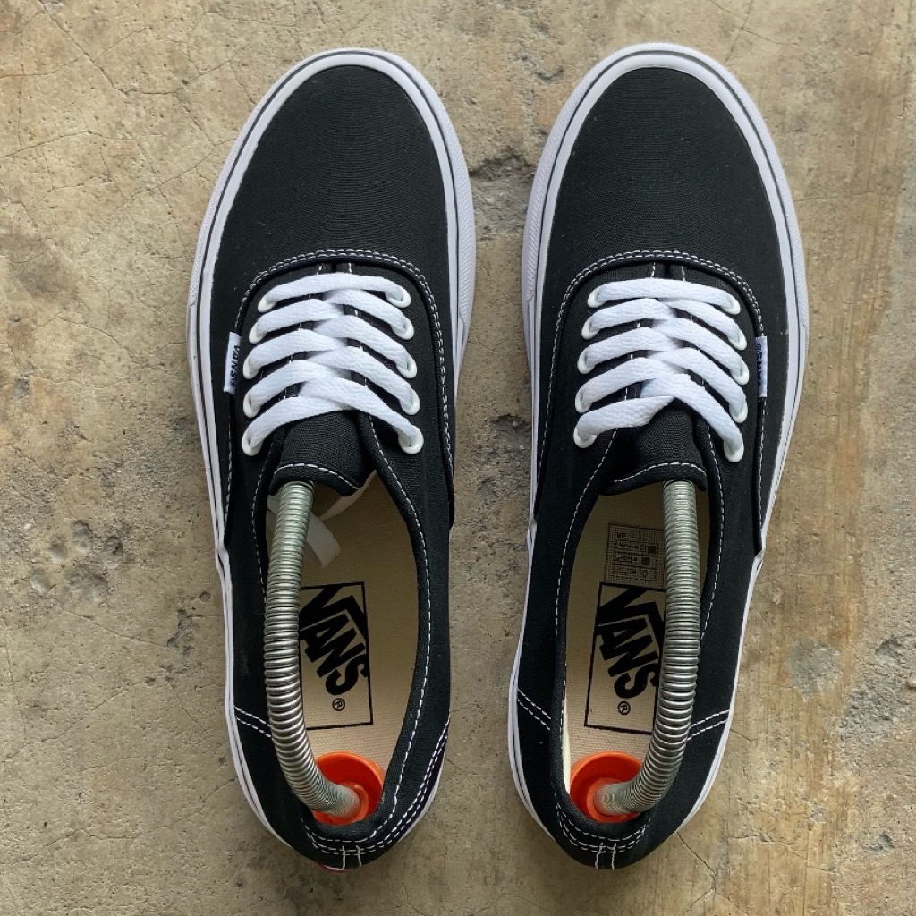 [Size 41] Vans Authentic Classic Black White Second Kondisi Mulus Nominus Like New Anggap Beli Baru.