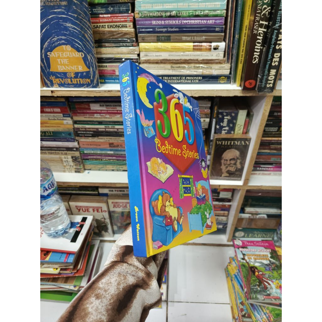 365 Bedtime Stories (Hardcover)