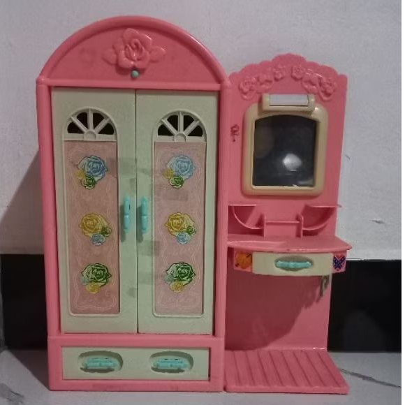 Lemari Barbie