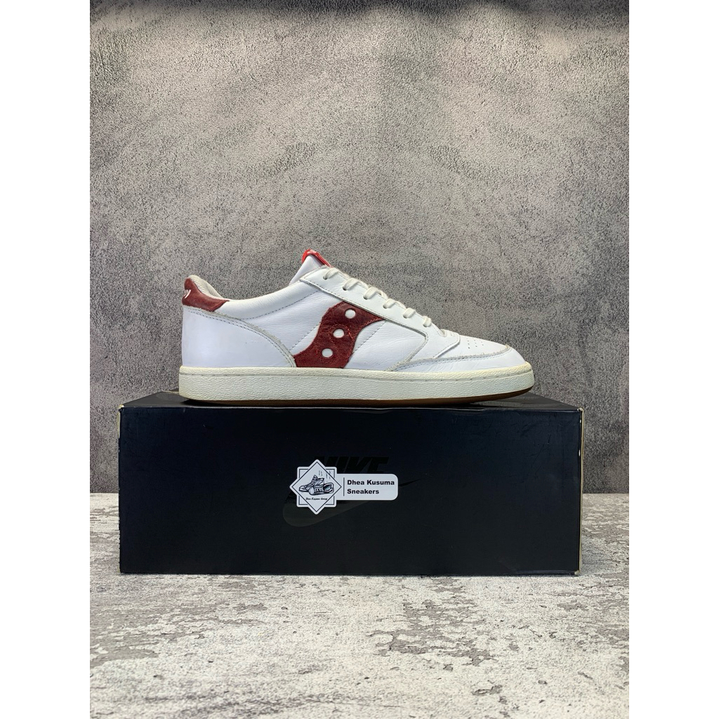 Sepatu Second Casual  Saucony Jazz Court White Red Size 43 insole 27,5 cm  Original Guarantee 100%