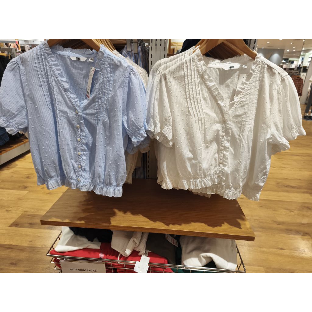 SALE‼ UNIQLO BLUS KATUN DOBBY KERAH V LENGAN PENDEK JASTIP {jasa titip}