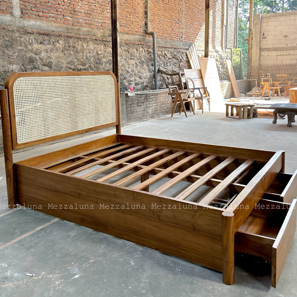 Dipan Minimalis Headboard Rotan / Tempat Tidur Kayu Jati Mix Rotan dengan 2 Laci