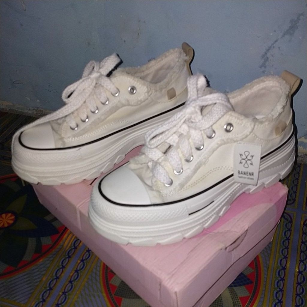 preloved sepatu tali Minowear