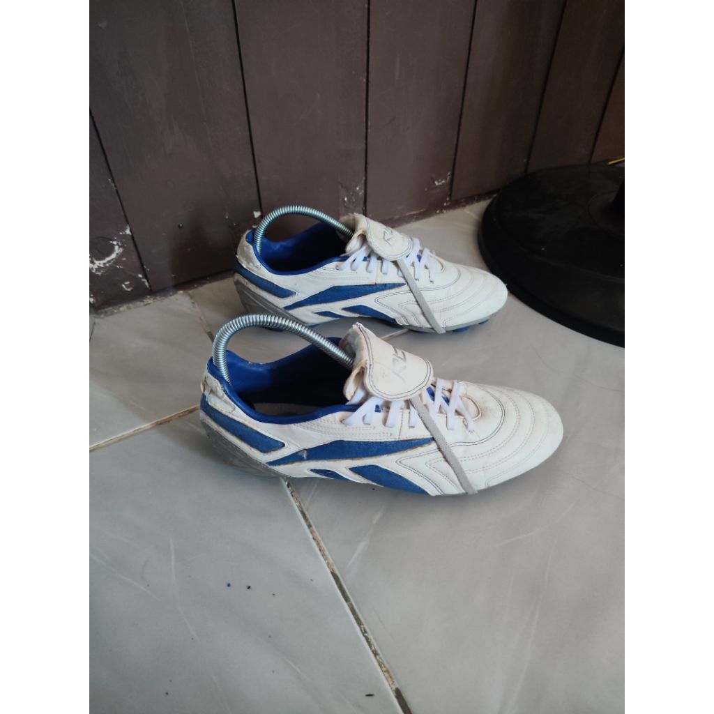 sepatu bola reebok ukuran 42 (26.5) cm