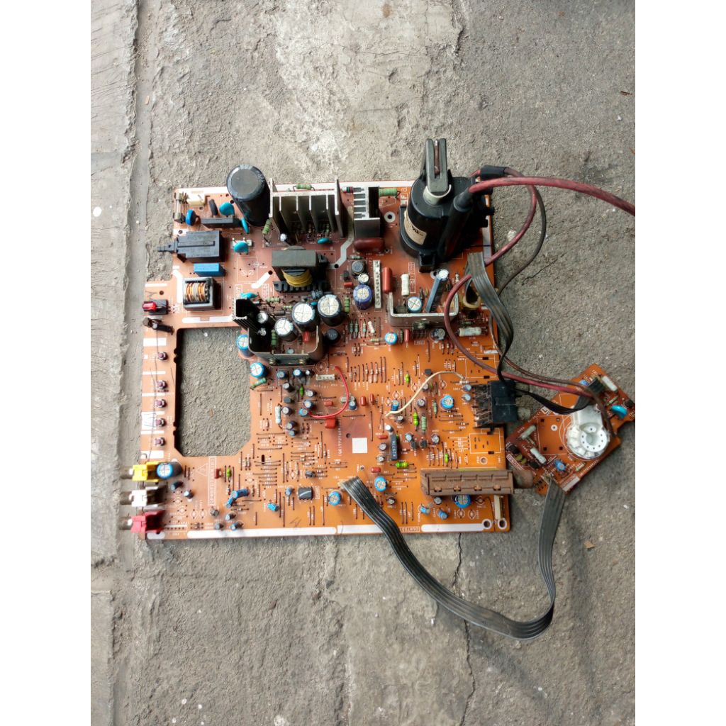 Mesin TV tabung flat 15inc merk Sharp, normal.