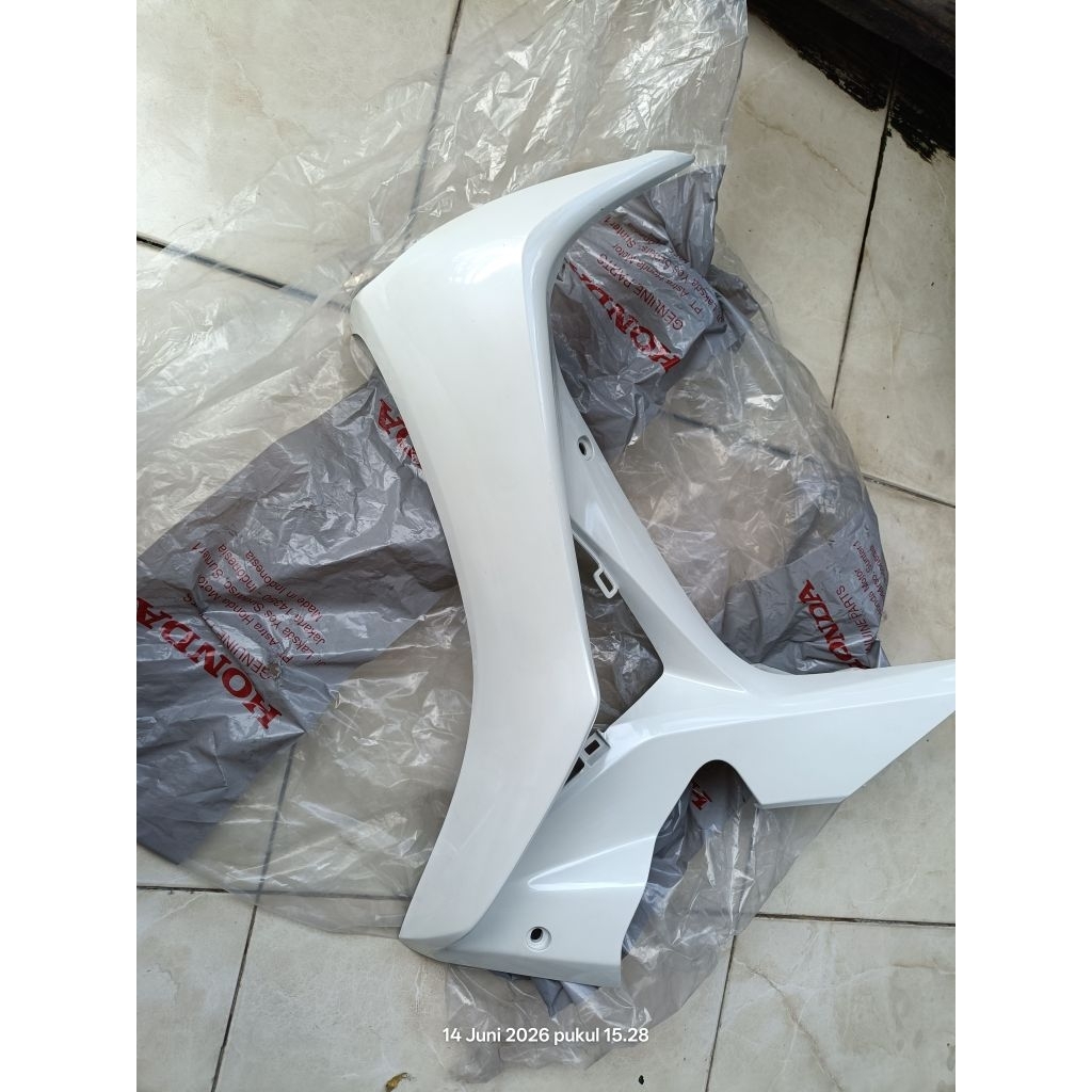 cover L main pipe side  sayap kiri  Honda supra x 125 helm in original baru AHM warna putih  64450 K
