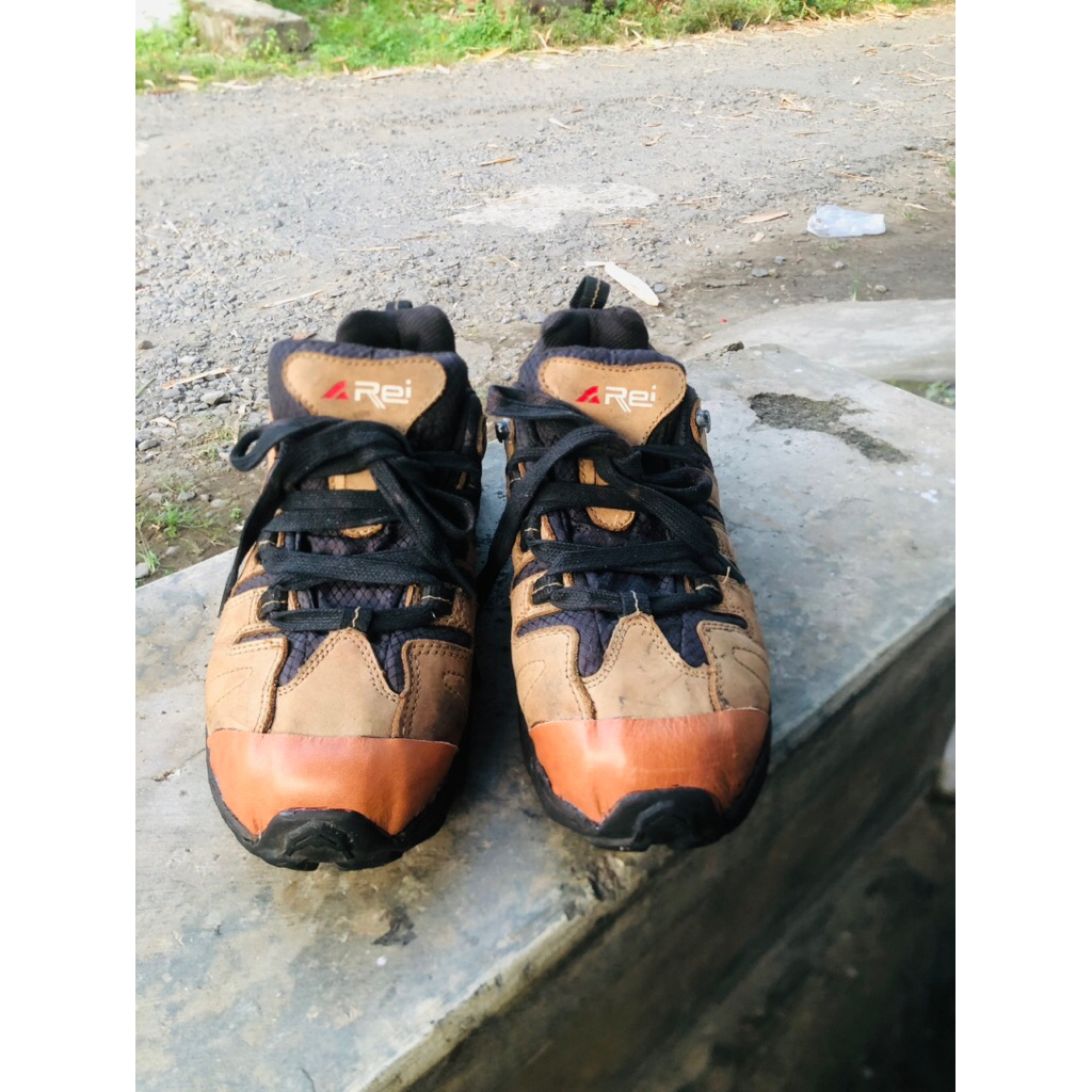 sepatu hiking /gunung REi