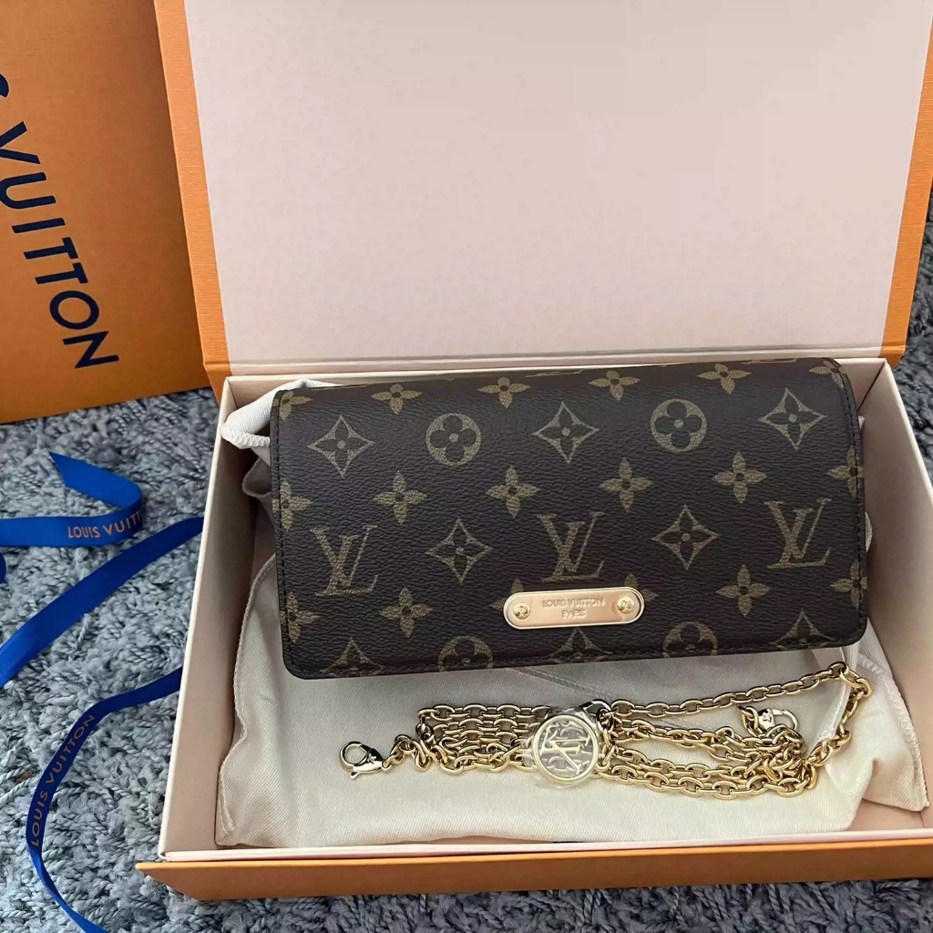 Tas Louis Vuitton Wallet on Chain Lily M82509, tas model flap dengan rantai berwarna cokelat dengan 