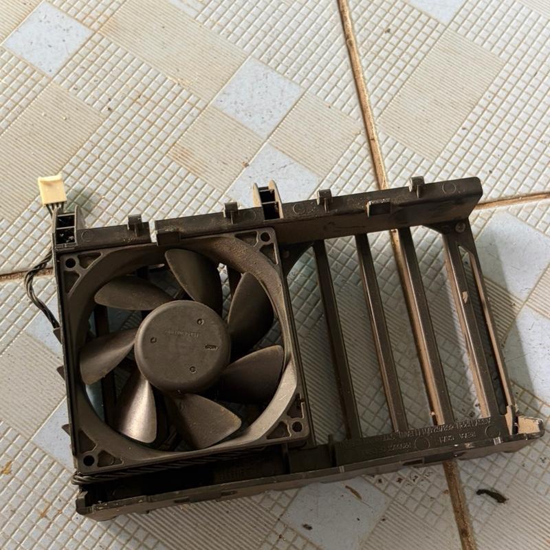Fan hp workstation z800  single fan. ,   4 pin connector 468762-001