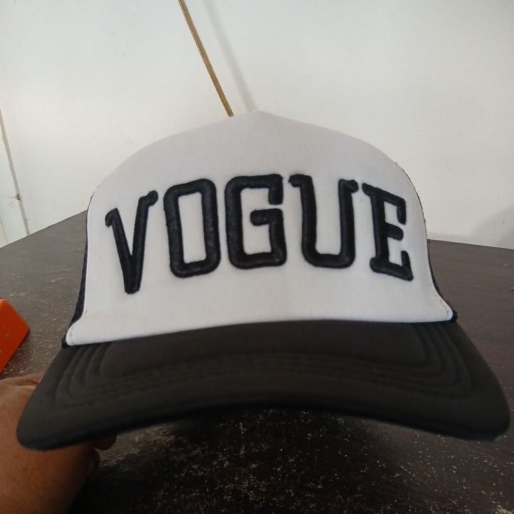 Topi tracker warna hitam putih logo bordir timbul tebal VOGUE second Original allsize stelan strap t
