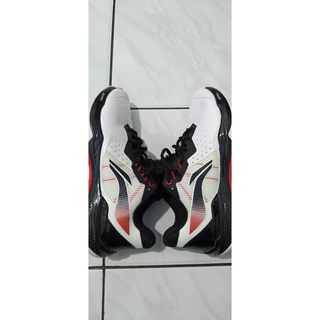 sepatu badminton Lining second Thunderbolt black white