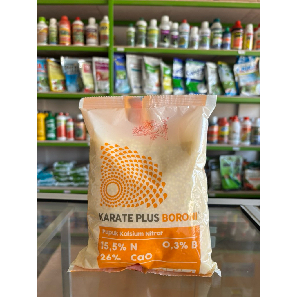 Pupuk Karate Plus Boroni (sering disebut Meroke Karate Plus Boroni) 1 Kg adalah pupuk yang mengandun