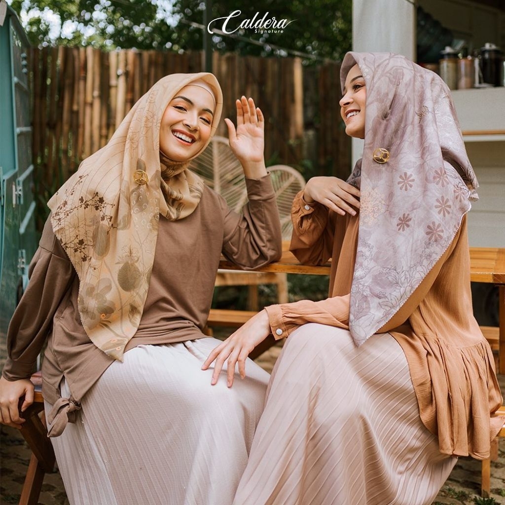 HIJAB CALDERA SIGNATURE – Kerudug Motif Voal Superfine Hijab Segi Empat With Box