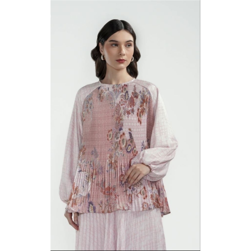 BENANG JARUM FESTIVE FINESSE PLEATED BLOUSE BLUSH